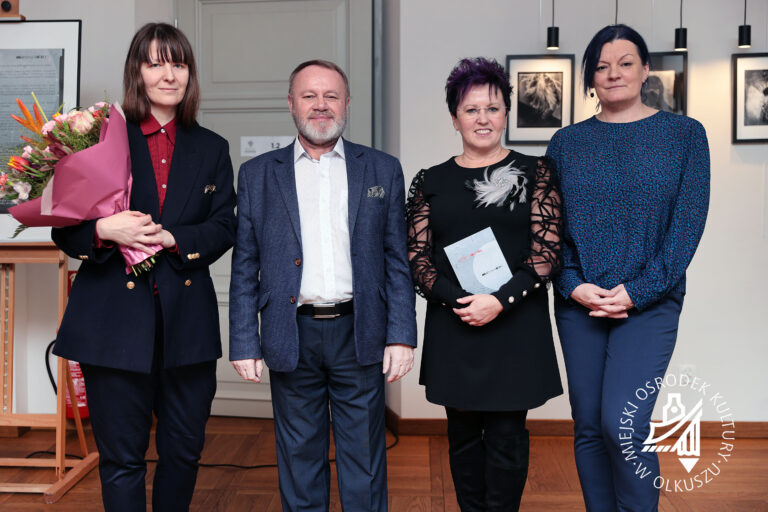 Przemawiający na rozpoczęciu wernisażu wystawy; od lewej: Marzena Kolarz; Henryk Gamrat; Beata Odrzywolska-Kokoszka; Katarzyna Leszczyńska-Kaszuba